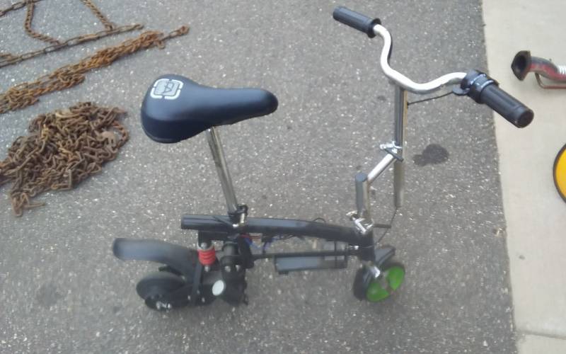 lot 57 image: Electric Scooter Bike For Parts Or Repair