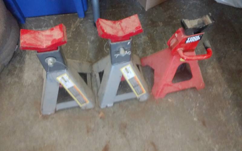 lot 77 image: 3-Jack Stands