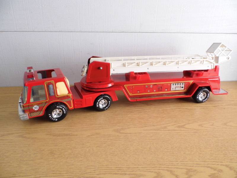 Metal Hook Ladder Fire Truck