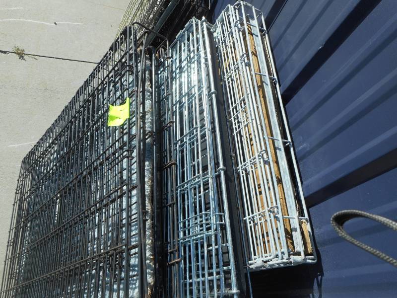 lot 14 image: Wire Dog Kennels