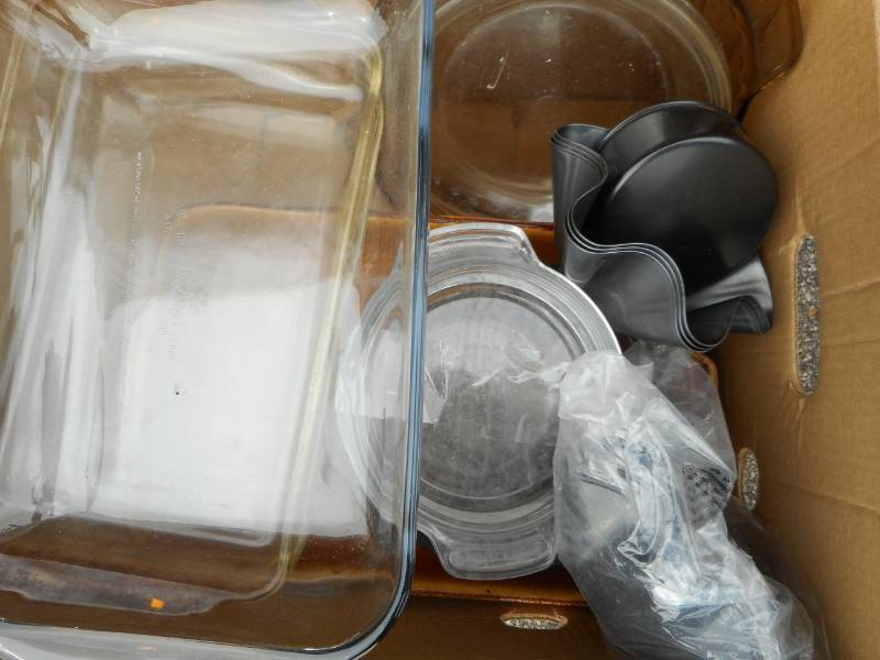 lot 22 image: Bakeware Lot (pink #7)