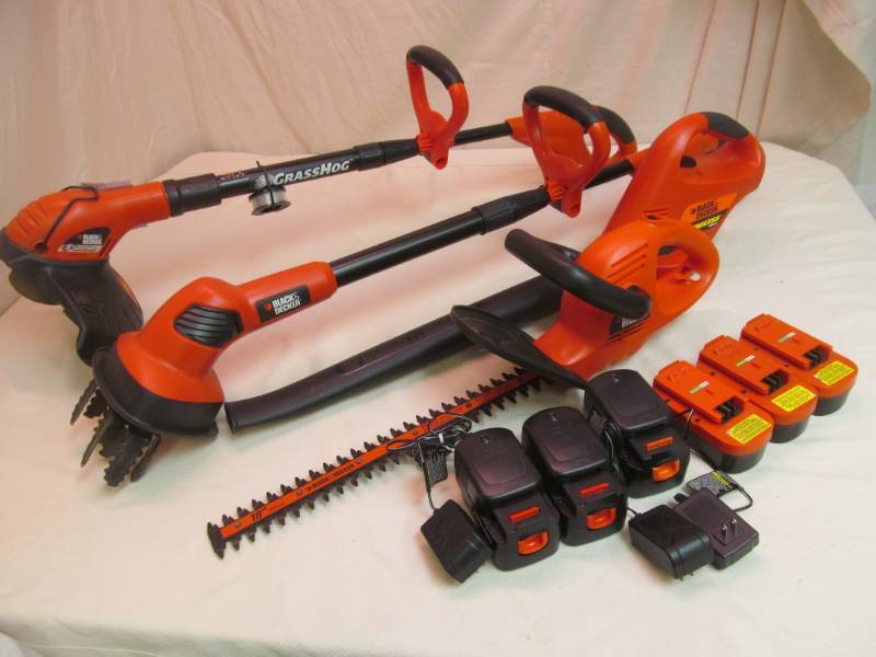 lot 8 image: Black and Decker 4 piece lawn and garden set