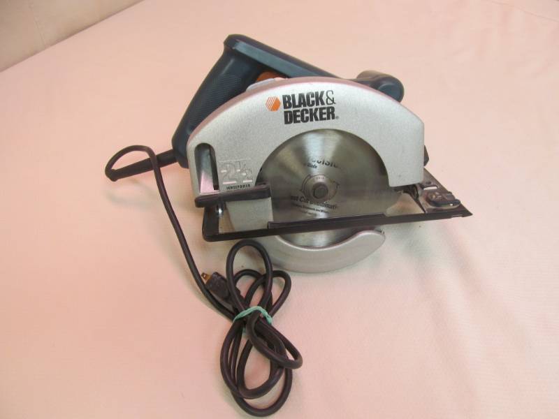 lot 13 image: Black And Decker circular saw