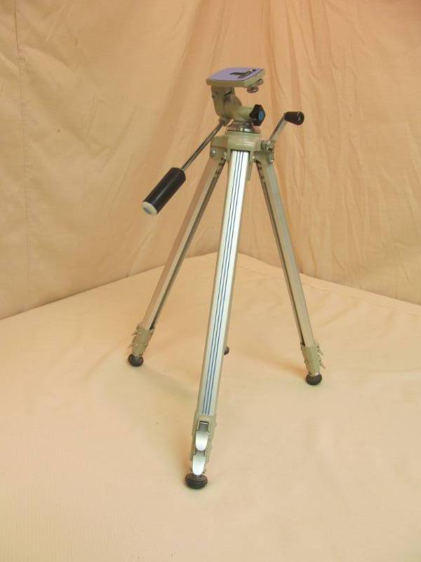 lot 37 image: Vivitar tri pod