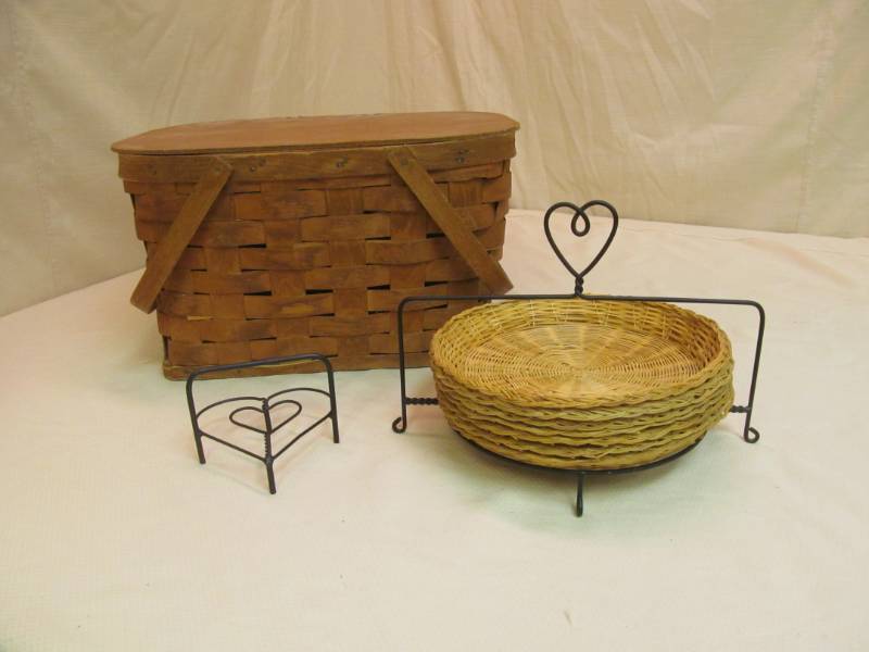 lot 48 image: picnic basket ,plate holder, napkin holder