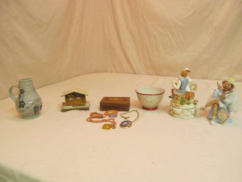 lot 60 image: jewelry boxes