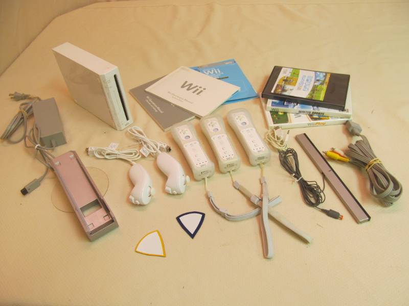 lot 79 image: Nintendo Wii gaming system