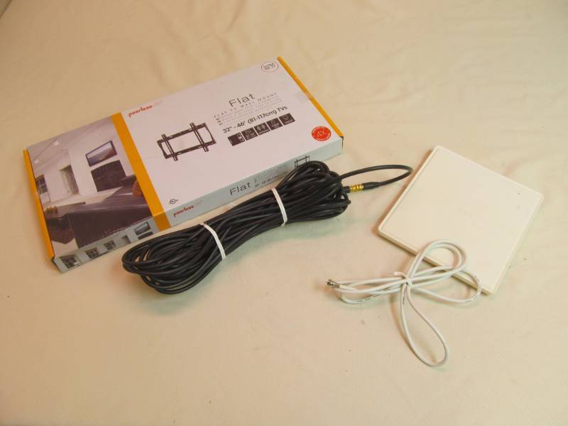 lot 80 image: Flat TV wall mount
