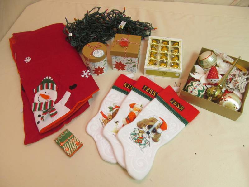 lot 95 image: holiday dcor
