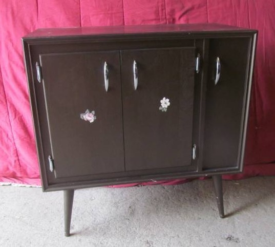 lot 115 image: vintage TV console converted