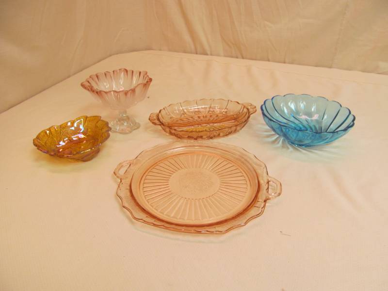 lot 123 image: Collectible glassware