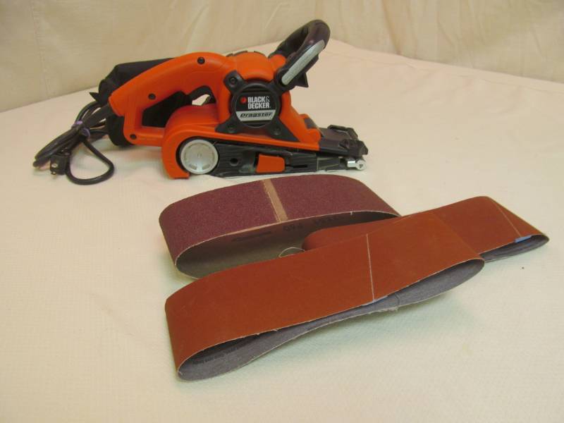 lot 19 image: Black and Decker belt sander