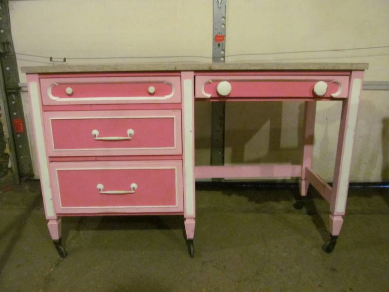 lot 152 image: desk