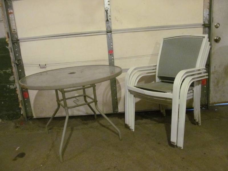 lot 153 image: patio table