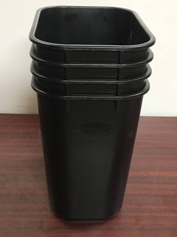 lot 140 image: Rubbermaid Wastebaskets