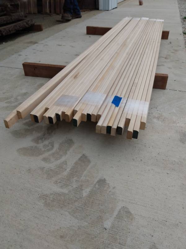 Lot of (25) Maple Deluxe Shoe Molding