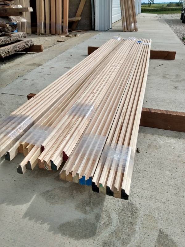 Lot of (25) Maple Deluxe Shoe Molding