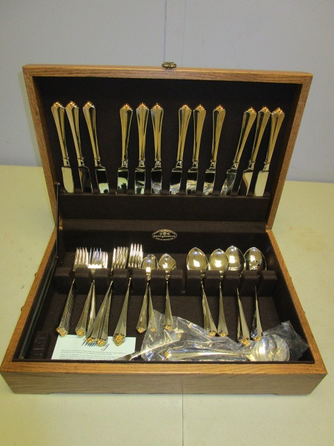 lot 315 image: ONEIDA SILVERWARE SET