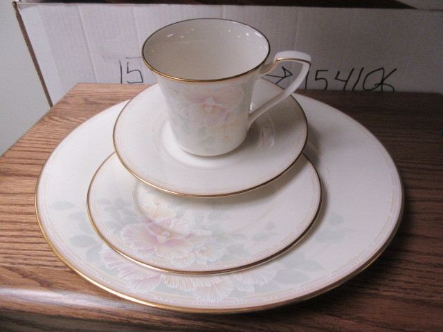 lot 313 image: NORITAKE FINE CHINA SET 79 PIECES