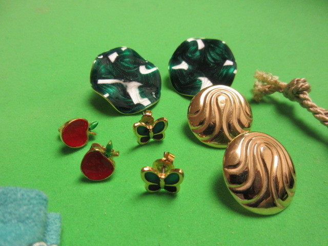 lot 322 image: TIFFANY & CO. SUEDE POUCH, SAND POUCH AND 4 PAIR OF PIERCED EARRINGS