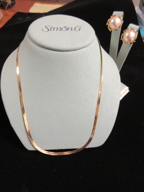 lot 323 image: ITALIAN GOLD CHAIN 14 KT. AND COSTUME EARRINGS