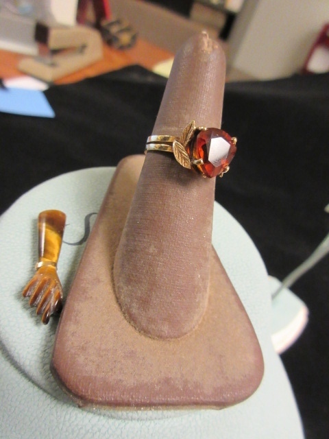 lot 324 image: 18 KT GOLD TOPAZ RING AND AGATE HAND WITH POUCH