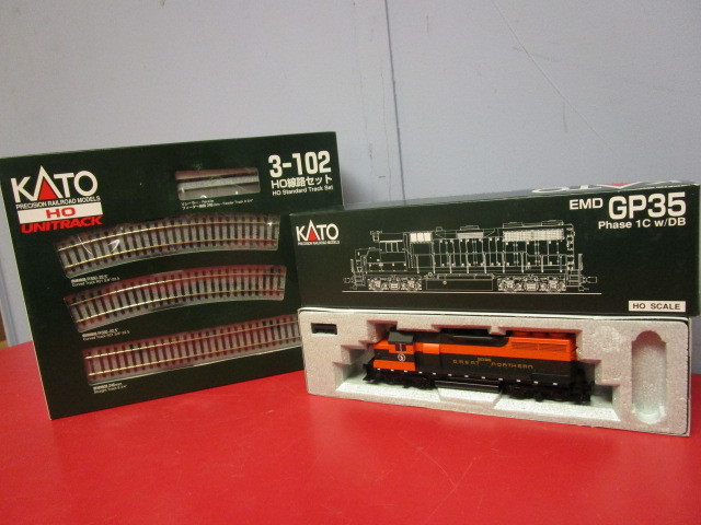 lot 337 image: KATO GREAT NORTHERN ENGINE AND KATO UNITRACK HO UNITRACK STANDARD TRACK SET