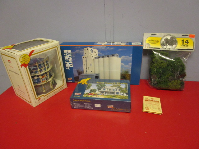 lot 338 image: WALTHERS HO SCALE GRAIN ELEVATOR, GULF GAS TANK, WOODLAND TREES