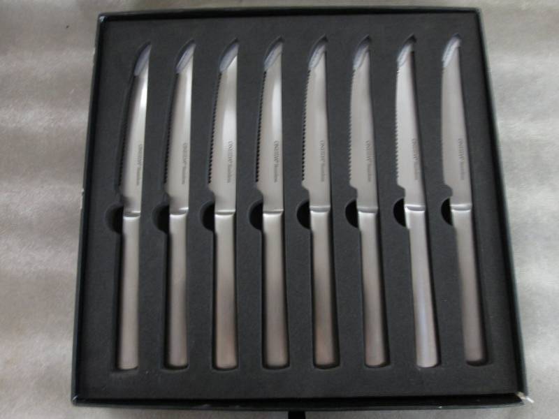 lot 7 image: Set of 8 Stainless Oneida Steak Kni...