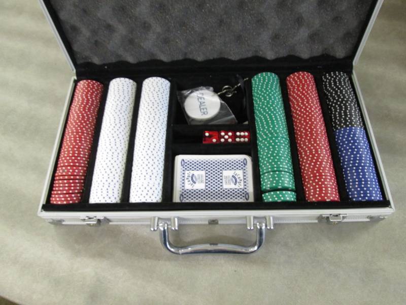 lot 19 image: Cased Poker Set...