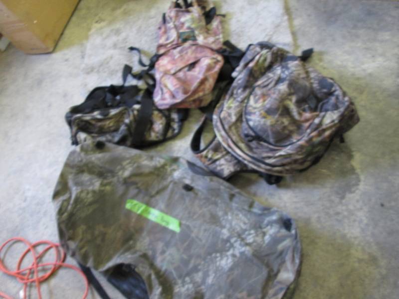 lot 20 image: 4 Camo Items ATV Storage Bag, Wais...