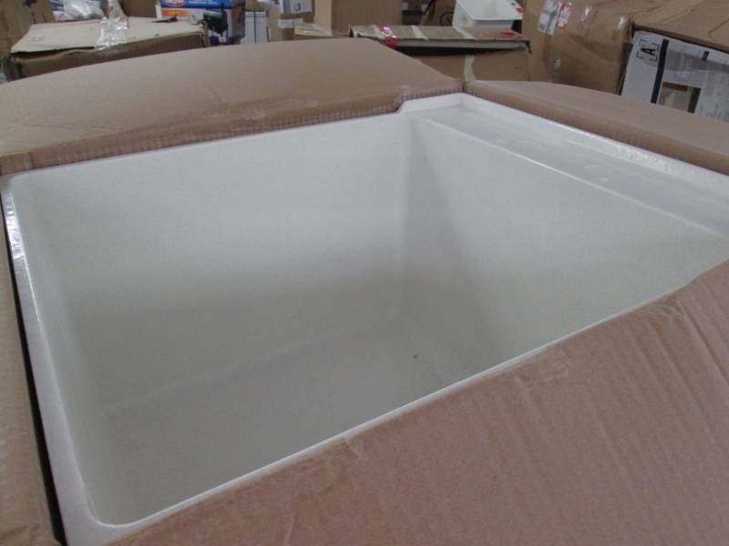 lot 66 image: Mustee Utilatub 20 in. x 24 in. Fib...
