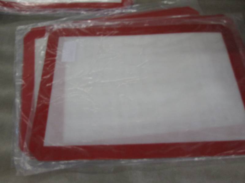 lot 120 image: 4 Silicone Baking Sheets...
