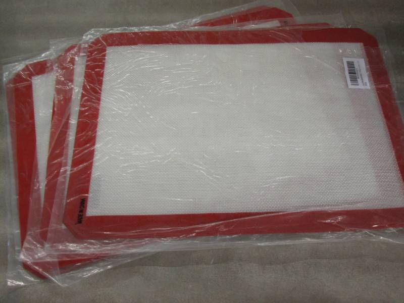 lot 121 image: 4 Silicone Baking Sheets...