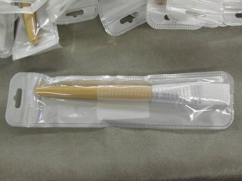 lot 133 image: 24 Facial Mask Brushes...