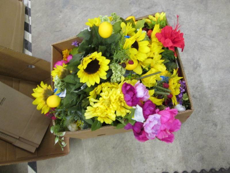 lot 205 image: Box of Artificial Flowers...
