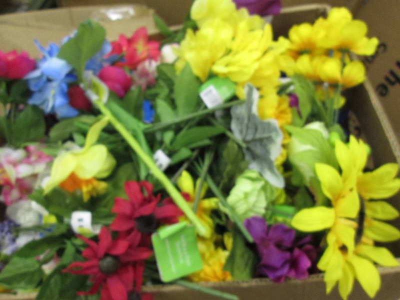 lot 206 image: Box of Artificial Flowers...