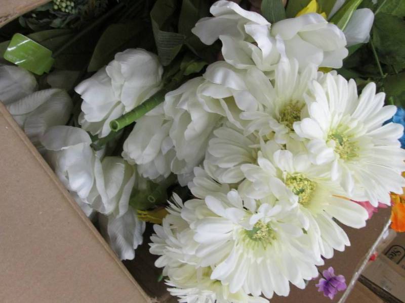 lot 207 image: Box of Artificial Flowers...