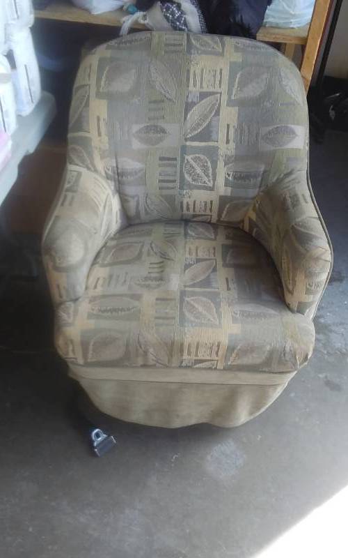lot 2 image: Swivel Upholstered RV Chair