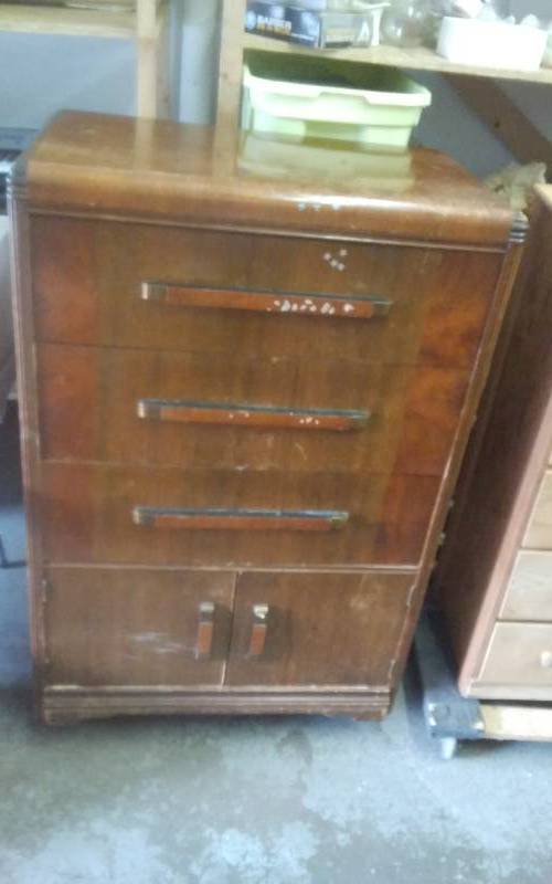 lot 4 image: Vintage Chest With 3-Drawers & 2-Door Lower Storage 32x18x46