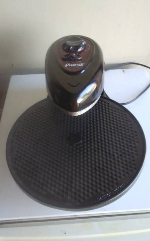 lot 13 image: Pizzazz Pizza Cooker