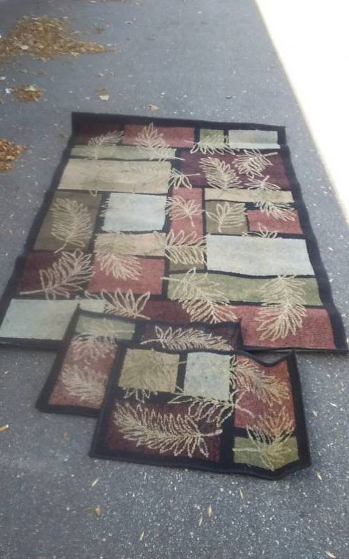 lot 22 image: 5x7 Area Rug With 2-Small Matching Rugs (Made In Egypt)
