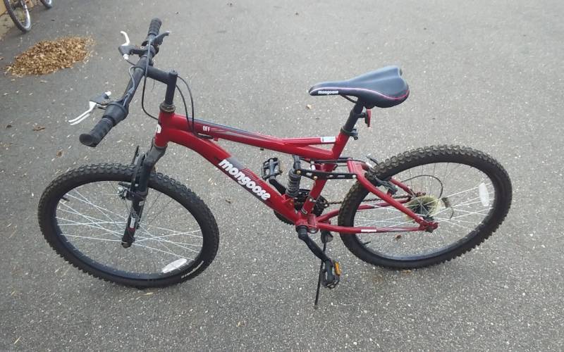 lot 23 image: Mongoose Element 24 Inch Bike (needs repair)