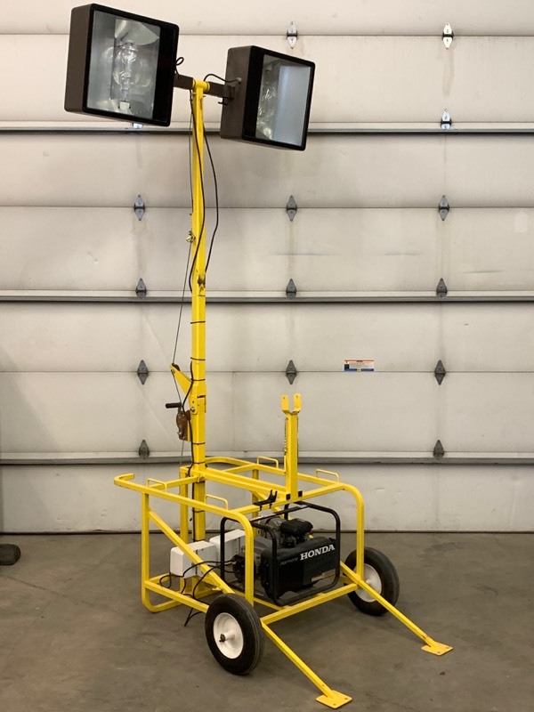 lot 5 image: Commercial Dual-Lamp Portable Light Plant