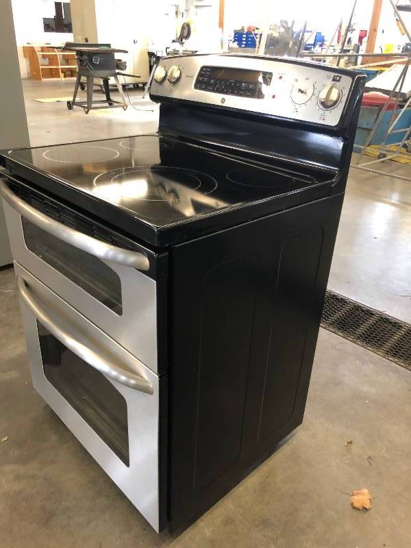 lot 2 image: GE Electric Range wDouble Oven