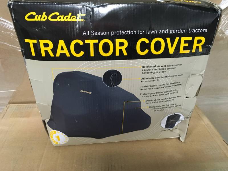 lot 40 image: Cub Cadet Deluxe Lawn Tractor Cover in good condition
