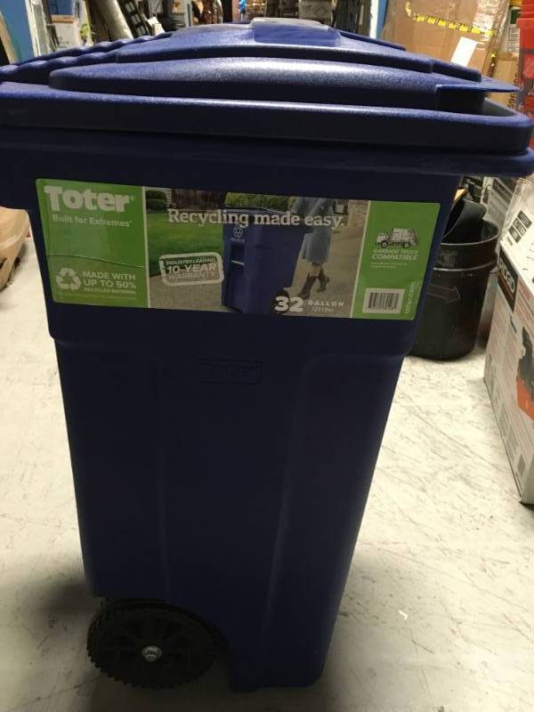 Toter 32 Gal. Blue Trash Can with Wheels and Attached Lid in good condition