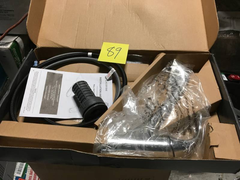Glacier Bay Market Pull-Out Sprayer Kitchen Faucet in Chrome Model 67737-0001 in good condition