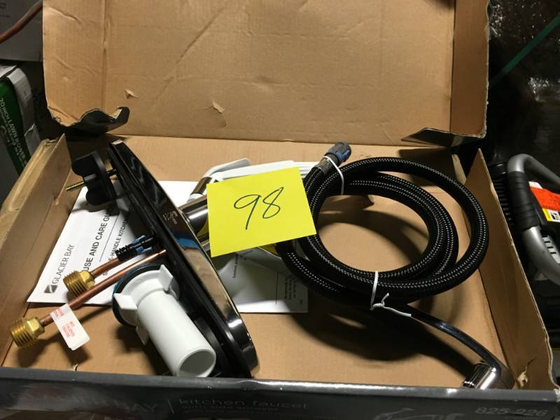 Glacier Bay Single-Handle Standard Kitchen Faucet with White Side Sprayer in Chrome in good condition