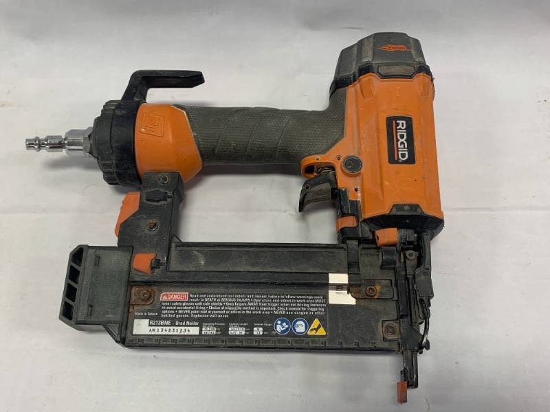 lot 33 image: Ridgid 2 12 18 Gauge Nailer R213BNE